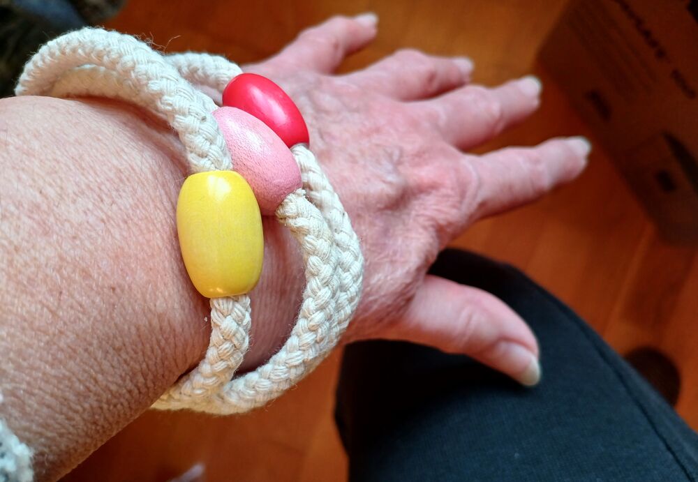 LOT DE 3 BRACELETS DE CORDE AVEC PERLE EN BOIS Bijoux et montres