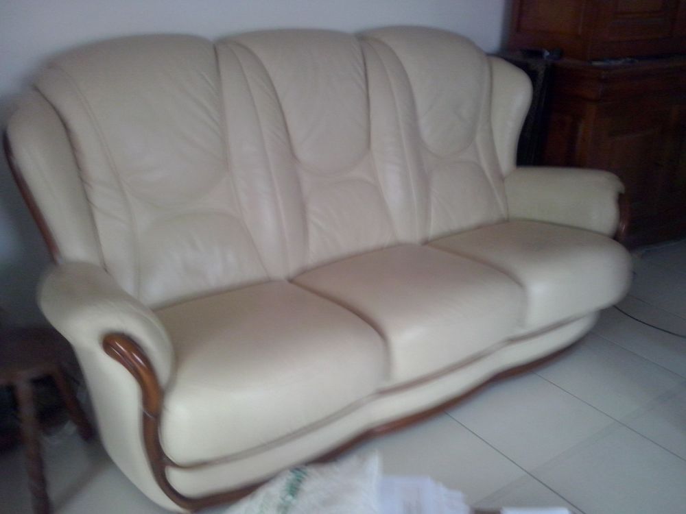 CANAPE ET 2 FAUTEUILS BEIGE EN CUIR ET 2 POUFS EN CUIR Meubles