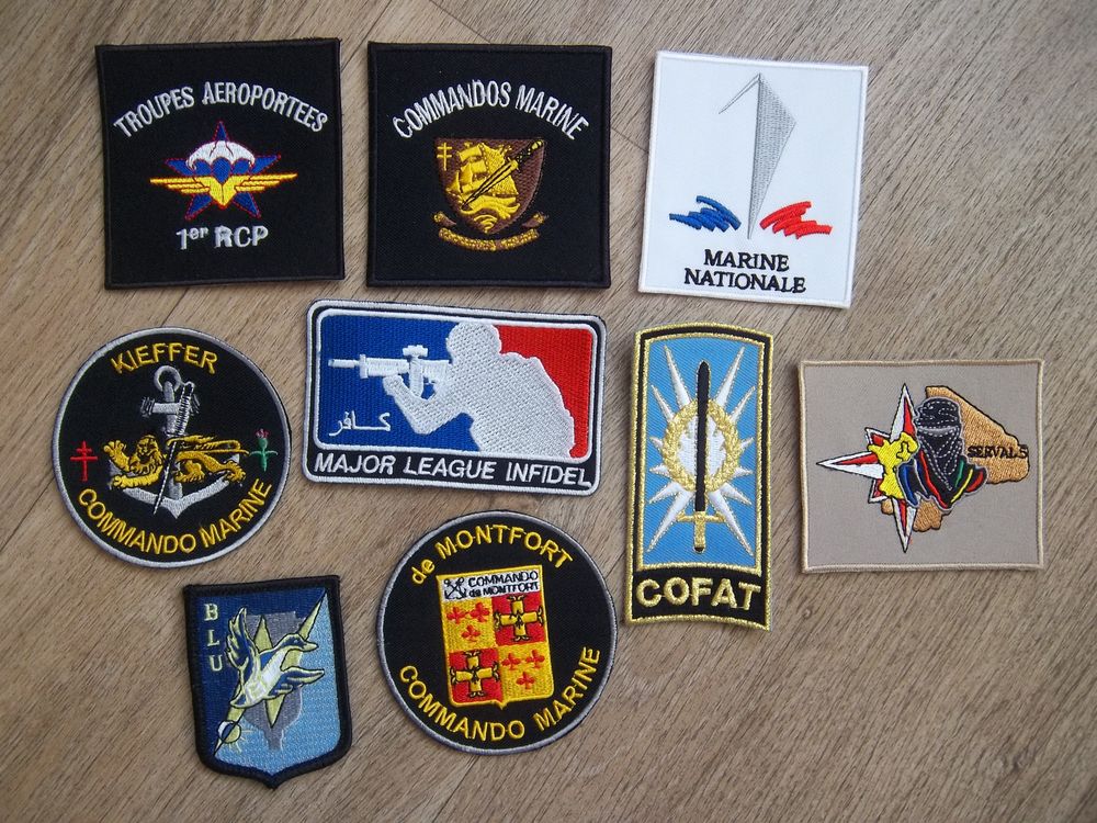 lot 9 &eacute;cussons collection militaire insignes 