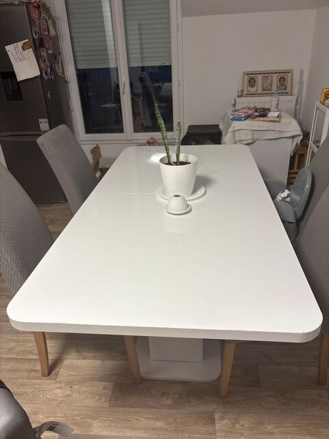 Table blanc laquée et bois. 150 Ozoir-la-Ferrière (77)
