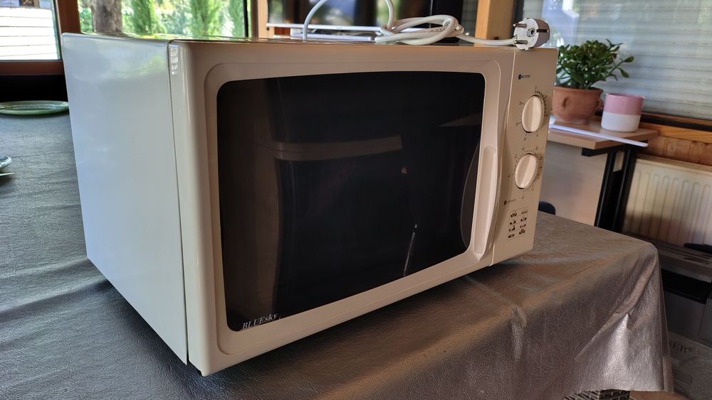 Micro ondes BLUSKY multi fonctions tr&egrave;s peu servi Electroménager