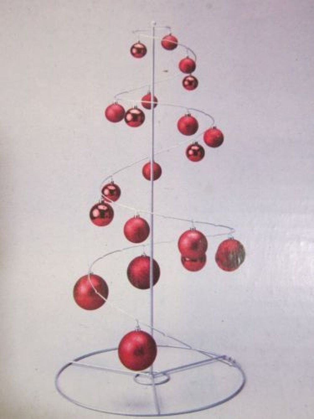 Arbre de Noel en spirale m&eacute;tallique pour mettre des boules 
Décoration