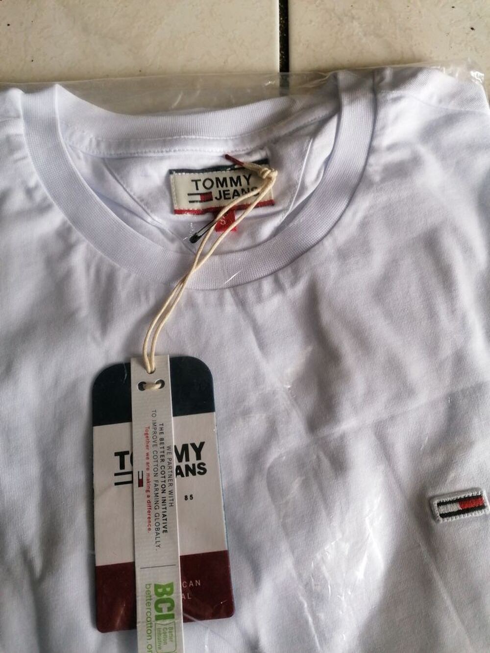 Tee shirts Tommy jeans neuf taille m et smol. Vêtements