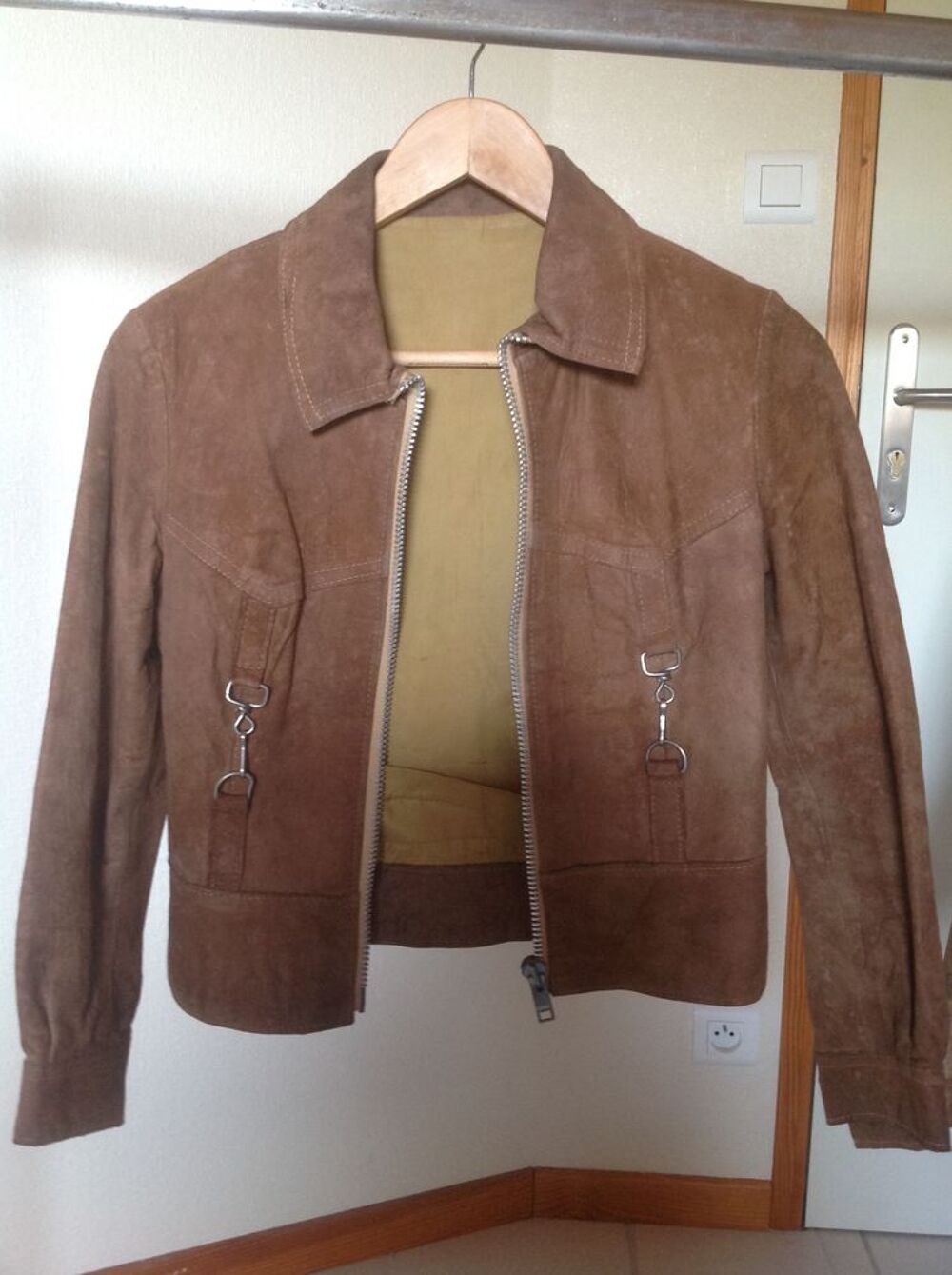 BLOUSON en DAIM Envoi Possible
Vêtements