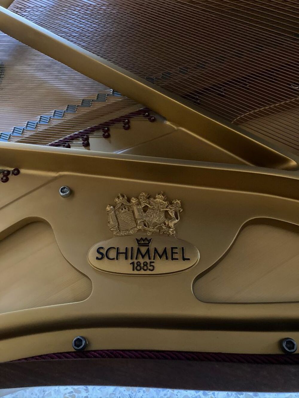 Magnifique piano &agrave; queue Schimmel en noyer Instruments de musique