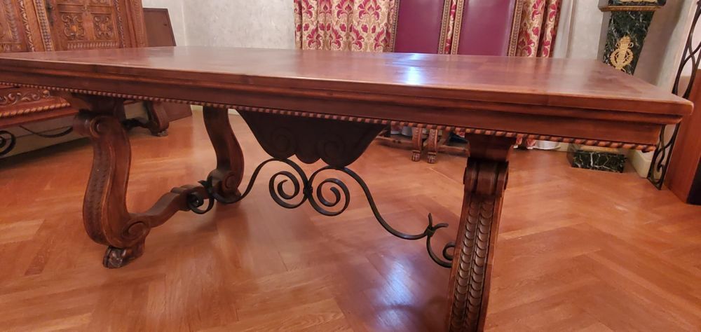 Tr&egrave;s belle table en bois style espagnol avec 2 rallonges Meubles