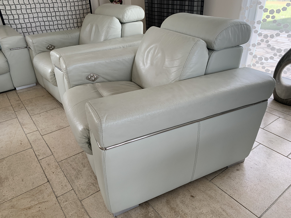 1 fauteuil &eacute;lectrique et 1 canap&eacute; 2 places Meubles