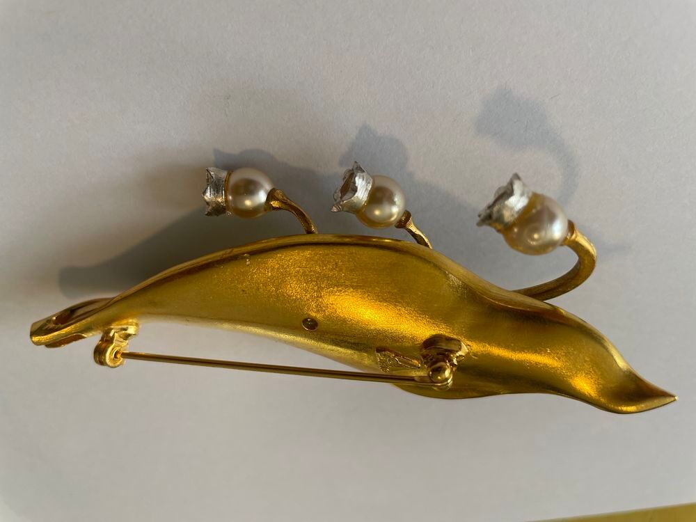 Broche Muguet fleurs + feuille &eacute;maill&eacute;e ANTIGONA Bijoux et montres