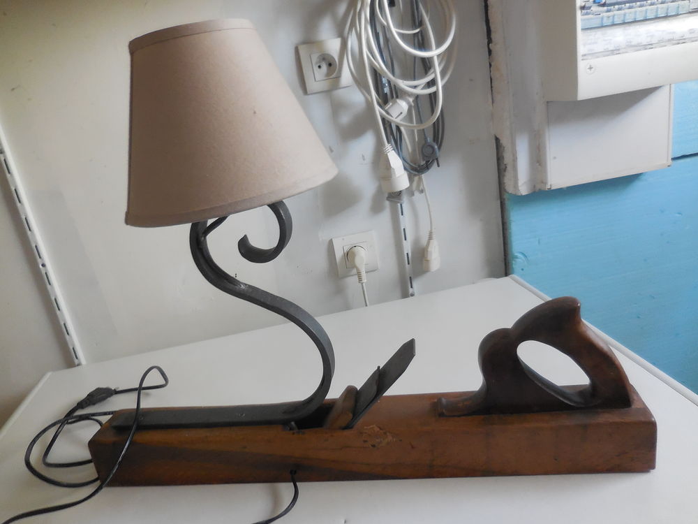 lampe mont&eacute;e sur rabot Décoration