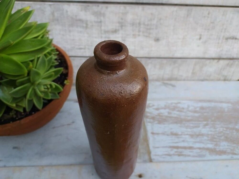 Ancienne Bouteille &agrave; Alcool en Gr&egrave;s 
Décoration
