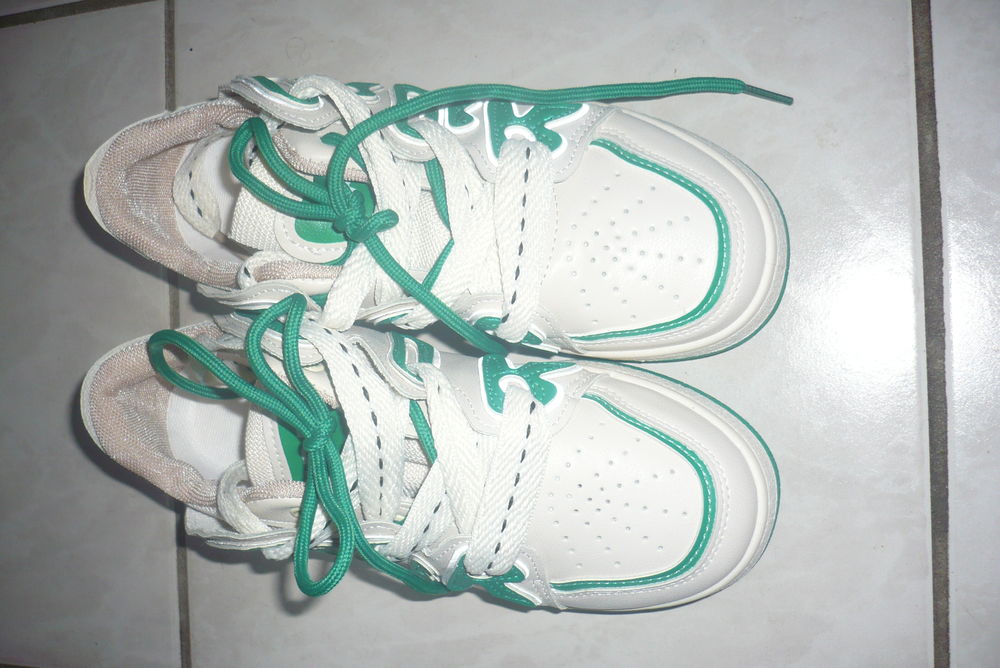 BASKET NEUVE POINTURE 35 Chaussures