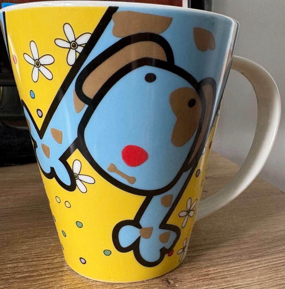 Grand mug en c&eacute;ramique illustr&eacute; avec un chien et des marguerites jaune, neuf Bijoux et montres