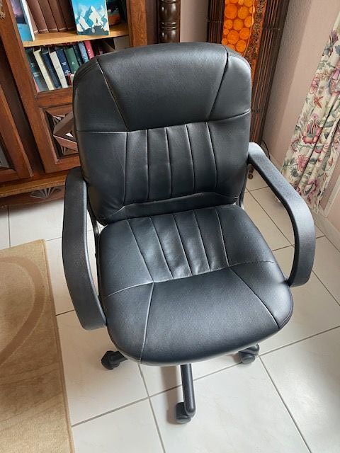 Fauteuil de bureau noir, bon �tat. 30 Elne (66)
