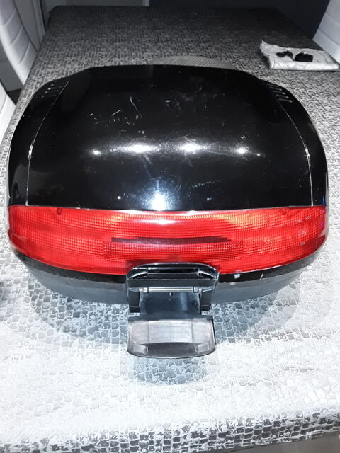 Top case noir avec catadioptre rouge 60 Puisserguier (34)