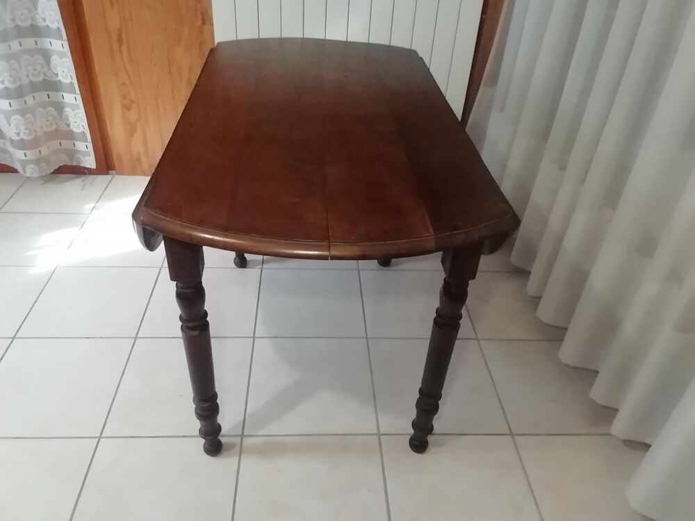 Table en noyer bois marron avec pieds tourn&eacute;s Cuisine