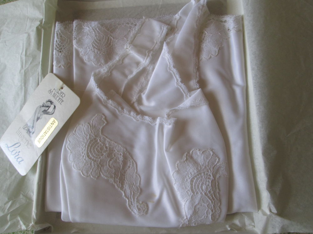 FOND DE ROBE COMBINAISON BLANCHE VINTAGE Vêtements