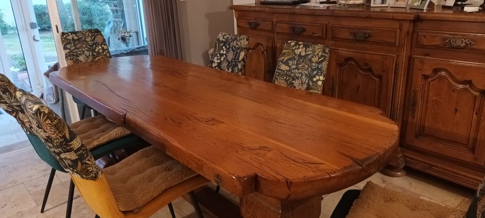 BAHU CHENE CLAIR TRES BON ETAT
4 PORTES 
1 TABLE MASSIVE
Meubles