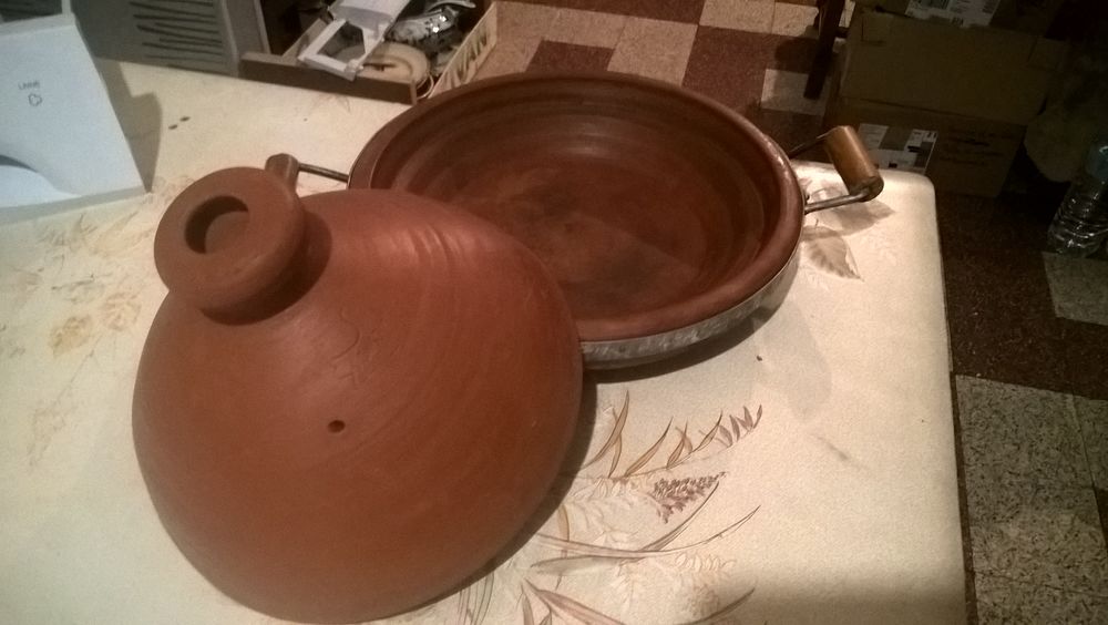 Tajine artisanale terre cuite + cerclage m&eacute;tal. Cuisine