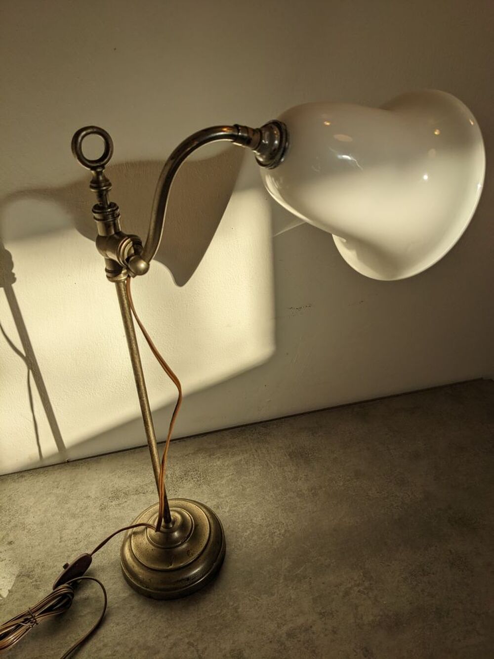 Lampe d'Horloger tulipe opaline d&eacute;but du si&egrave;cle dernier en t D�coration