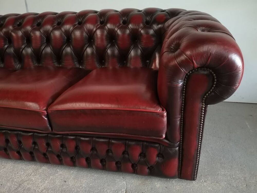 Canap&eacute; chesterfield cuir rouge trois places Meubles