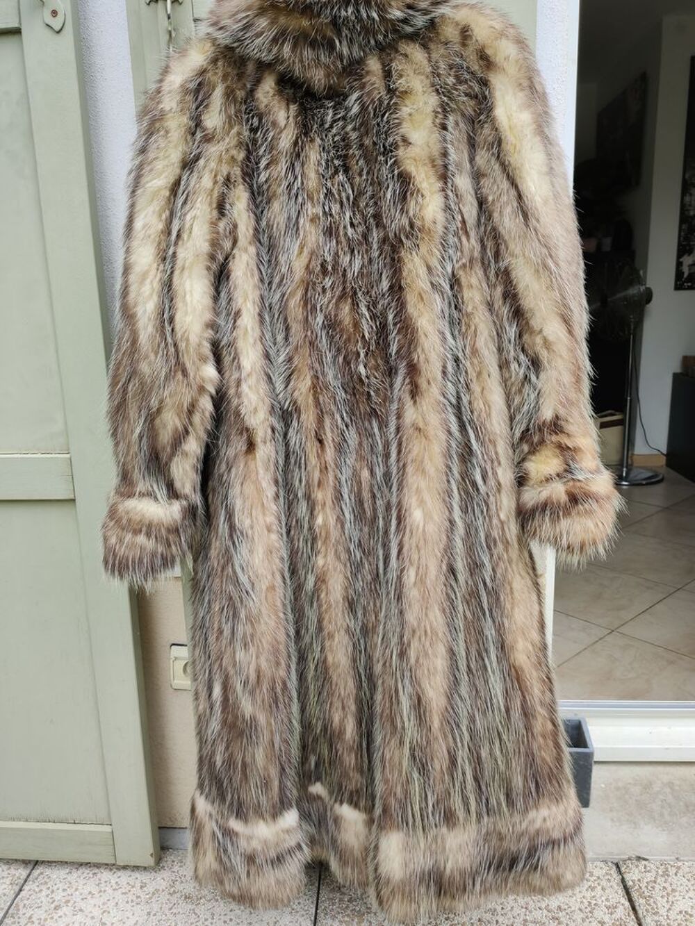 Manteau cr&eacute;ateur en peau d'opossum. Vêtements