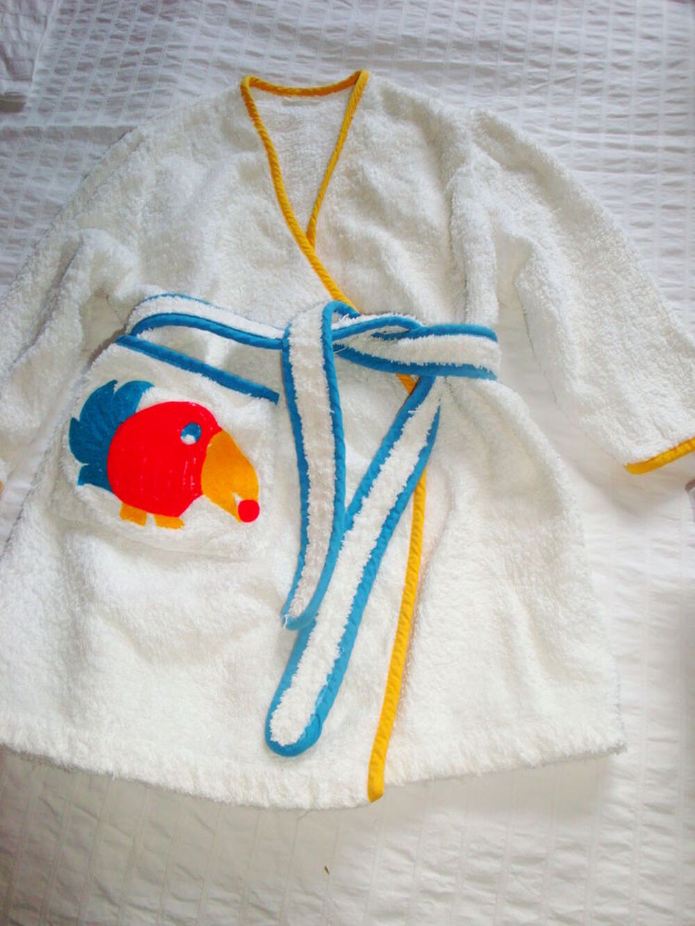 Peignoir de bain blanc brod&eacute; d'un joli perroquet pour enfan Vêtements enfants