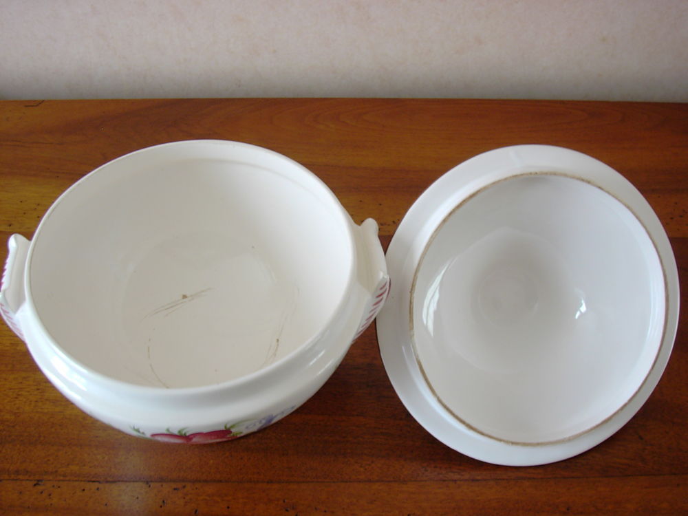 Soupi&egrave;re sur assiette Cuisine