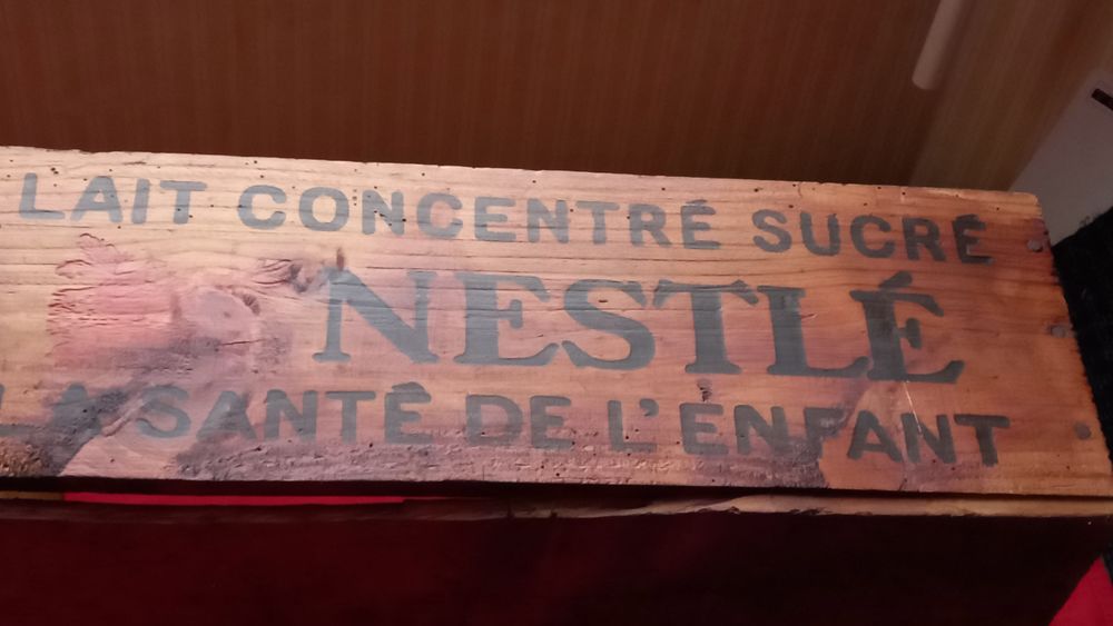 Ancienne caisse en bois 
Lait concentr&eacute; sucr&eacute; Décoration