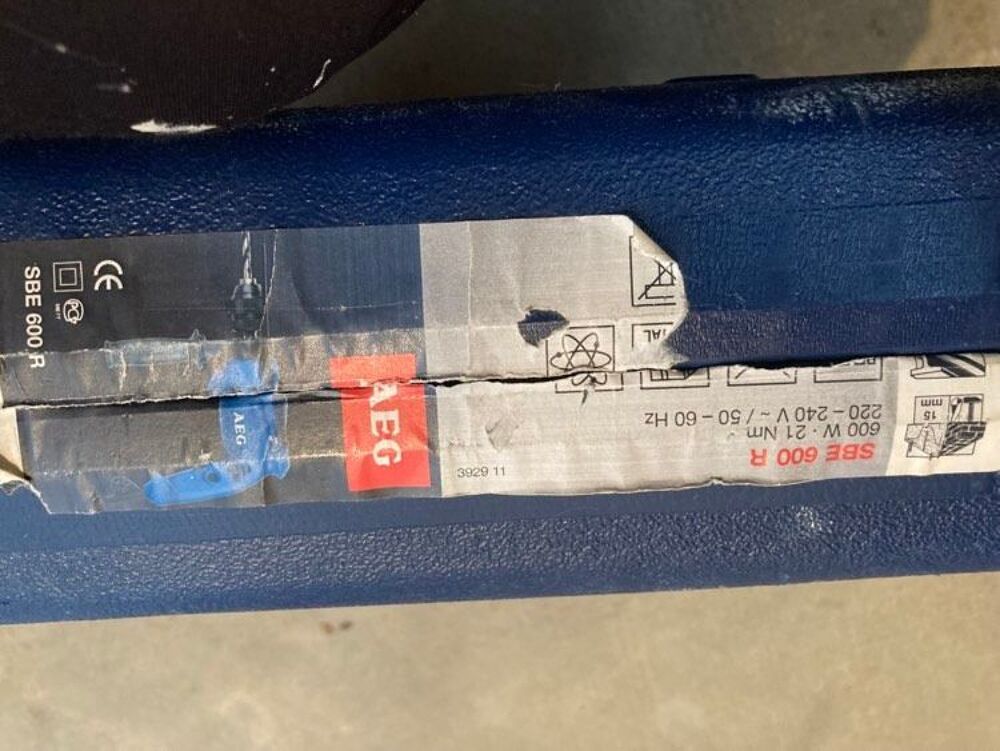 Perceuse &agrave; percussion avec coffret AEG SBE 600R Bricolage