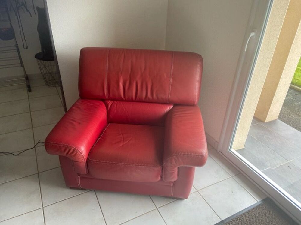 canap&eacute; 3 places et 2 fauteuils en cuir rouge Meubles