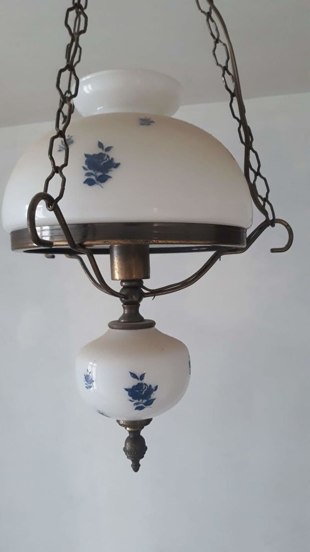 Suspension vintage fer forg&eacute; et opaline blanche
Décoration