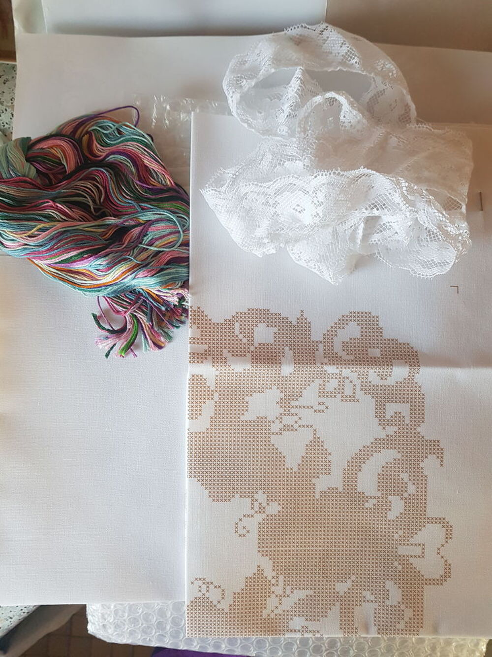 KIT A BRODER DESIGN VINTAGE " OREILLER PENSEES ET TOURBILLON D�coration