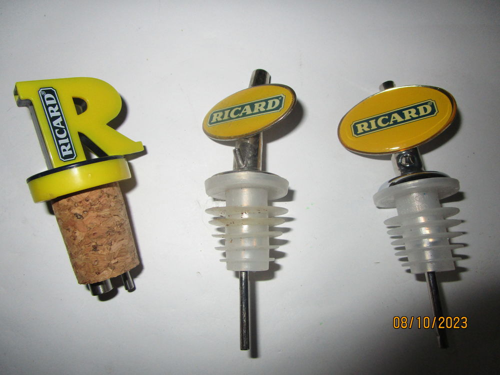 trois bouchons de bouteille de la marque RICARD, 