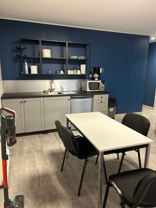 Location Autre Bureaux en idéalement situés sur le bas de Thiers. Thiers