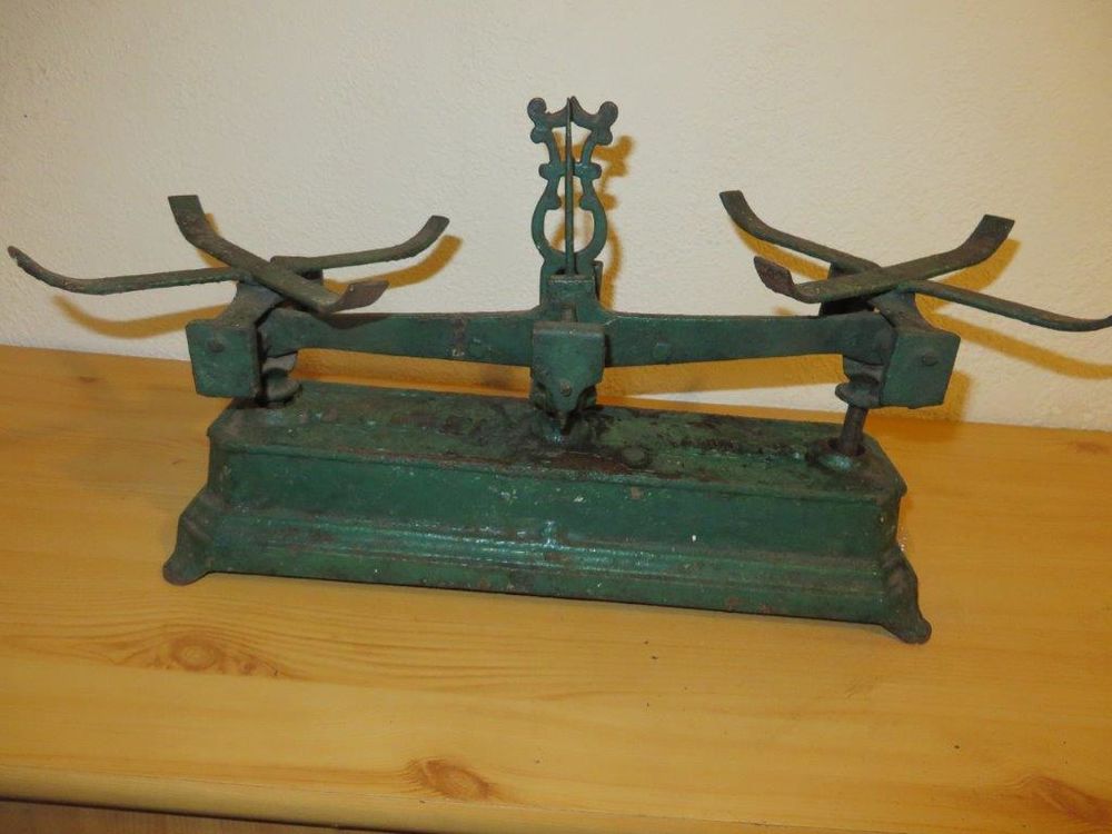 2 belles et anciennes balances de m&eacute;nage.
