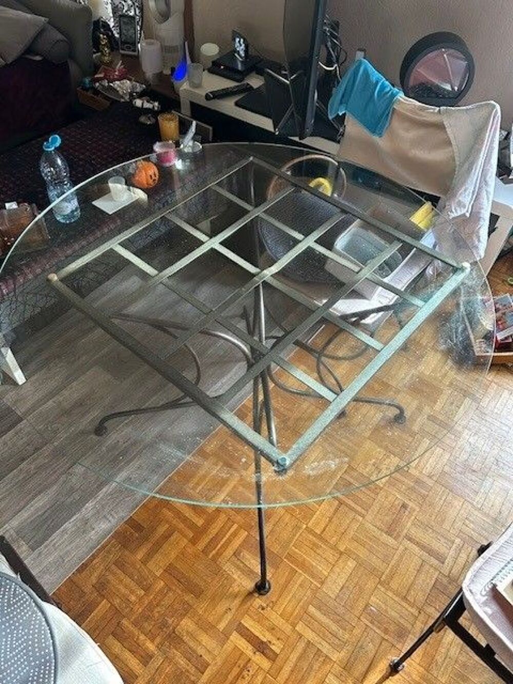 table fer forg&eacute; et plateau en verre et 4 chaises Meubles