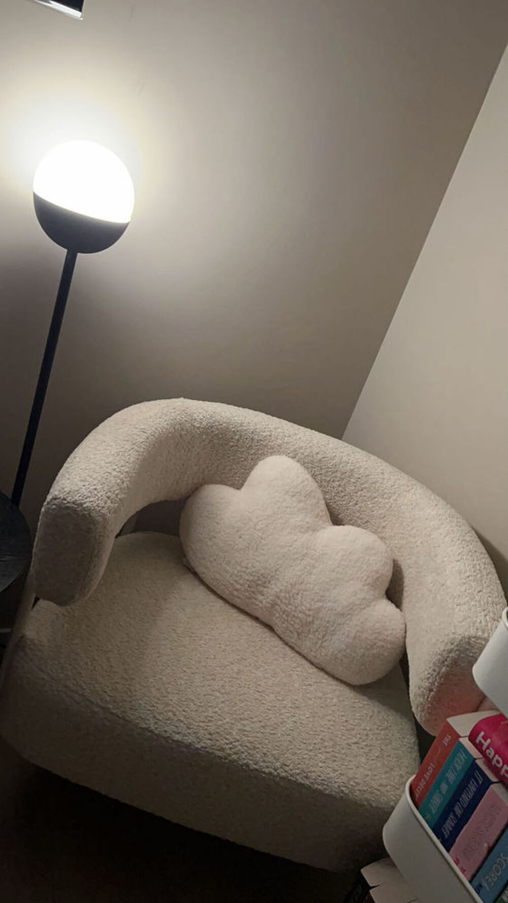 Fauteuil boucl&eacute; beige, comme neuve Meubles
