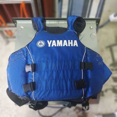 blouson de chasse et chapeau et 1 gilet de sauvetage yamaya. 30 Sens (89)