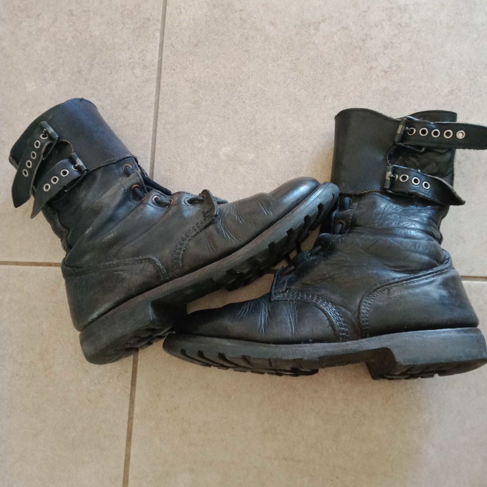 1 paire de "rangers" cuir souple 