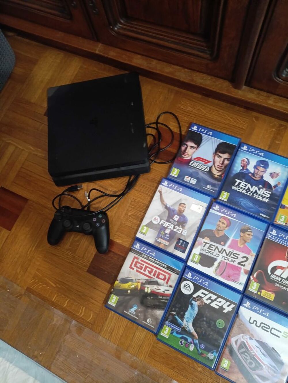 vent PS4 tr&egrave;s peut servie avec manette et 9 jeux Consoles et jeux vidéos