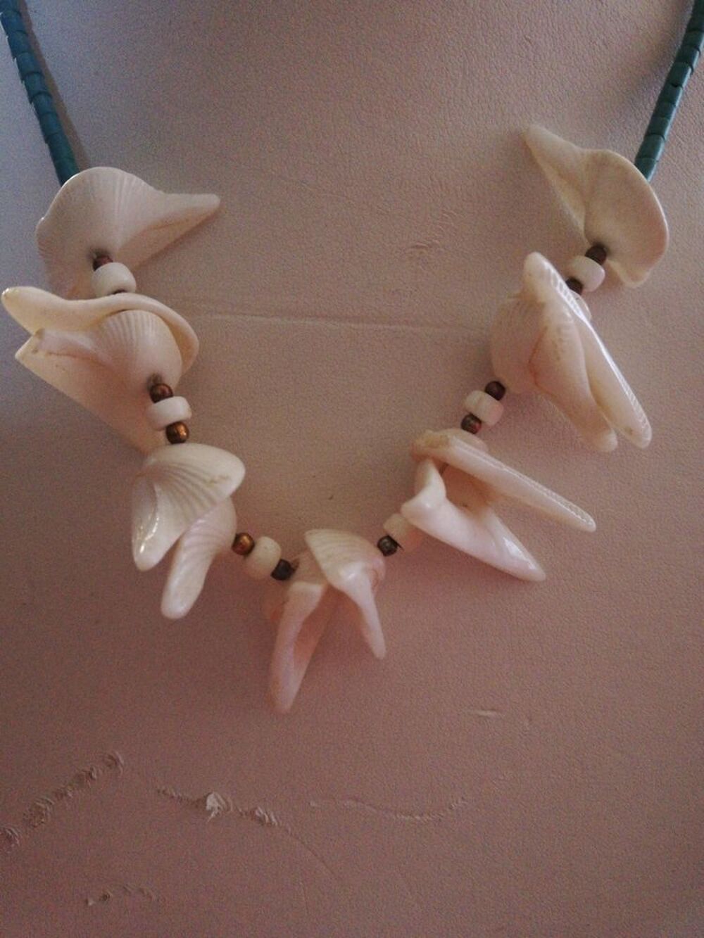 ANCIEN COLLIER coquillage blanc/turquoises/VINTAGE/ann&eacute;es 70 Bijoux et montres