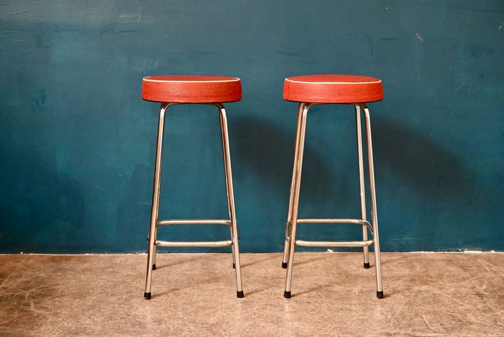 Paire de tabourets haut de bar vintage en m&eacute;tal et ska&iuml; Meubles