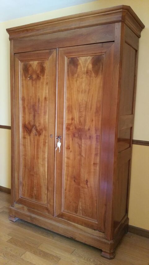 Très belle armoire ancienne en merisier 380 Saint-Aubin-du-Pavail (35)