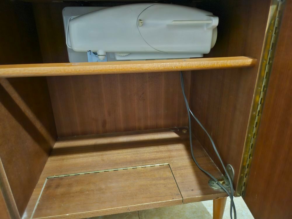 Meuble avec machine &agrave; coudre singer Meubles