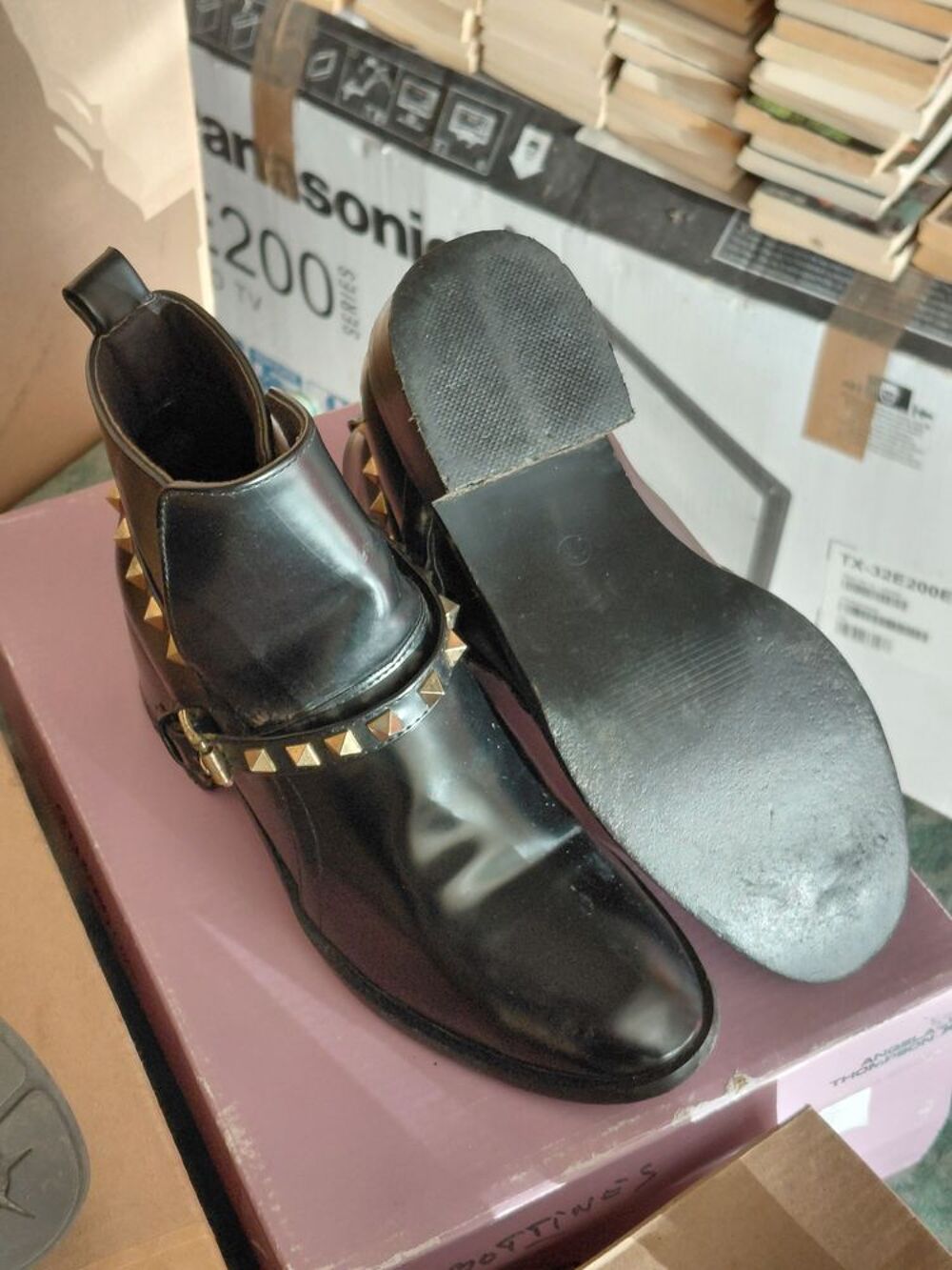 Differentes chaussures , femles- enfants et hommes. Chaussures