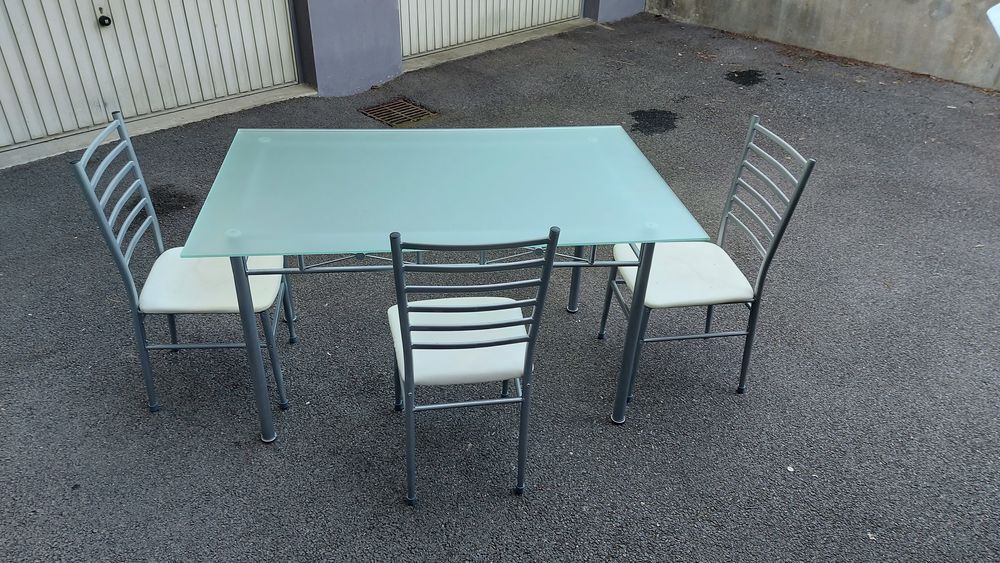 Table plateau verre avec 3 chaises en tr&egrave;s bon &eacute;tat Meubles