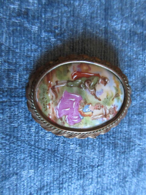 Broche ancienne en porcelaine de Limoges 32 Le Crès (34)