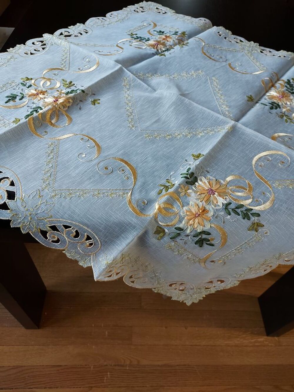 Nappe brod&eacute;e, napperons et couvre bo&icirc;te kleenex Décoration
