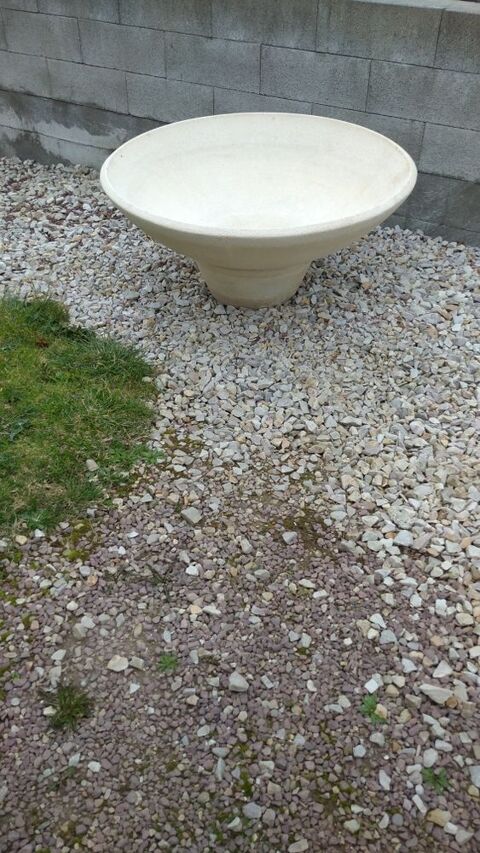 vasque en pierre reconstitue  diamtre 108 . cm  hauteur  52 cm 150 Beaumont-Hague (50)