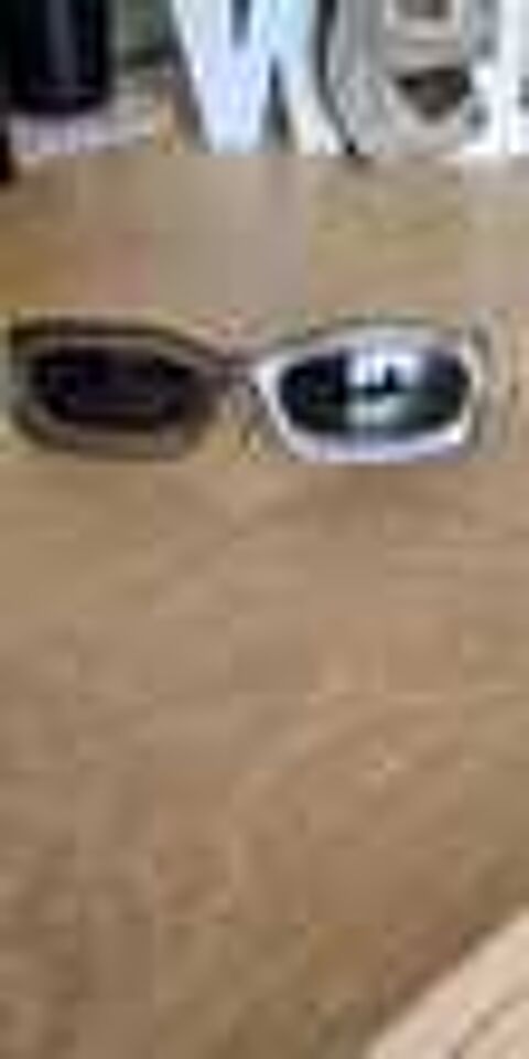 Tr&egrave;s jolie lunettes de soleil femme Bijoux et montres